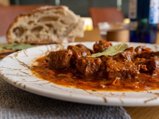 Carne en salsa pomodoro al vino tinto a domicilio