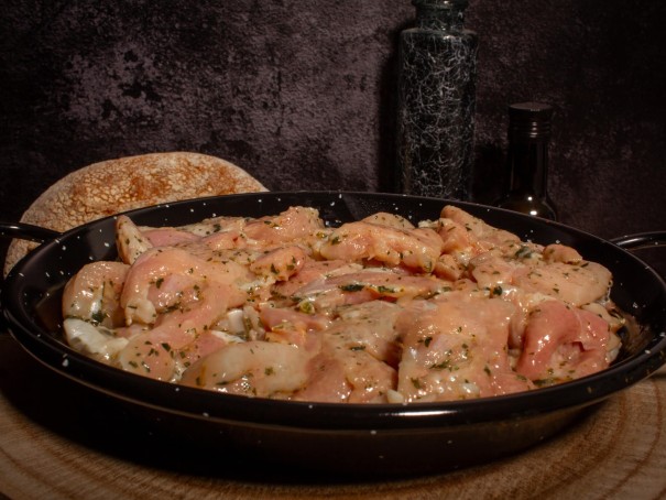 Pinchos de pollo marinados al ajillo a domicilio